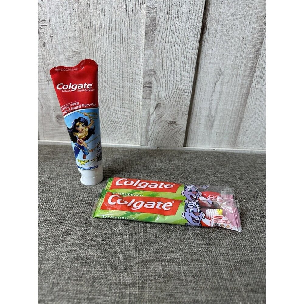 Colgate Fluoride Toothpaste Wonder Woman Mild Bubble Fruit & 2 Toothbrushes